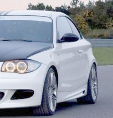 Un BMW a luat foc la Medgidia, după ce şoferul a intrat cu el într-un gard